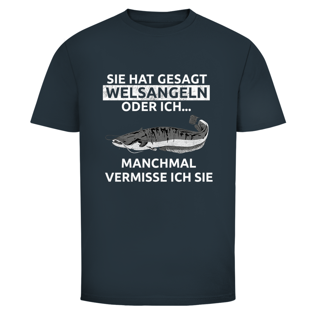 Witziges Welsangeln T-Shirt mit Spruch „Sie hat gesagt Welsangeln oder ich…“. Perfekt für Angler, Waller-Fans & Fischer.