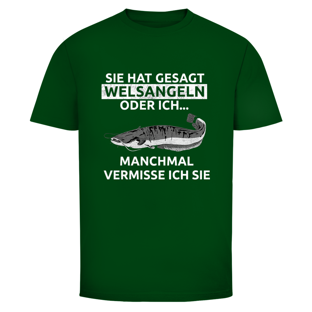 Witziges Welsangeln T-Shirt mit Spruch „Sie hat gesagt Welsangeln oder ich…“. Perfekt für Angler, Waller-Fans & Fischer.