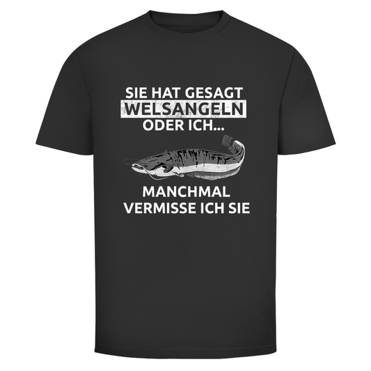 Witziges Welsangeln T-Shirt mit Spruch „Sie hat gesagt Welsangeln oder ich…“. Perfekt für Angler, Waller-Fans & Fischer.