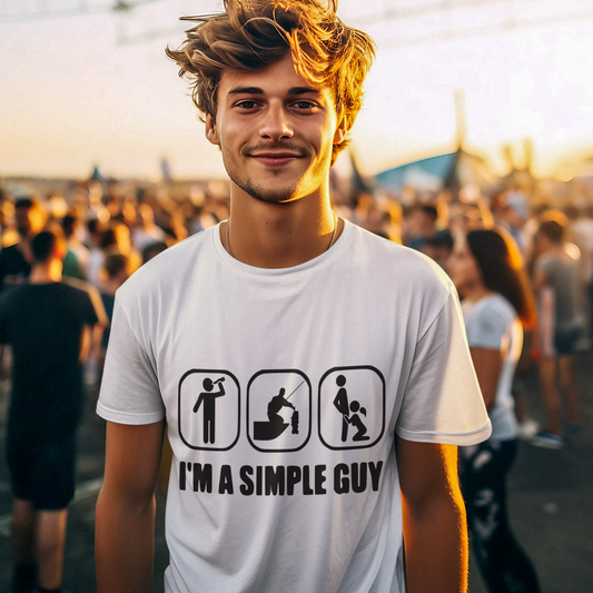 Junger Mann auf Festival trägt weißes „I’m A Simple Guy“ T-Shirt mit Icons für Bier, Angeln und Frauen – lustiges Angler Shirt im Outdoor-Crowd-Mockup